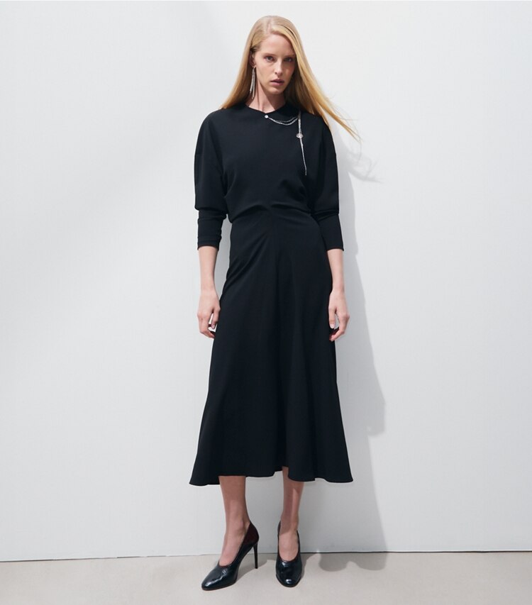 Tory Burch designer robes Robe brodée en crêpe de satin in BLACK sur mannequin, devant