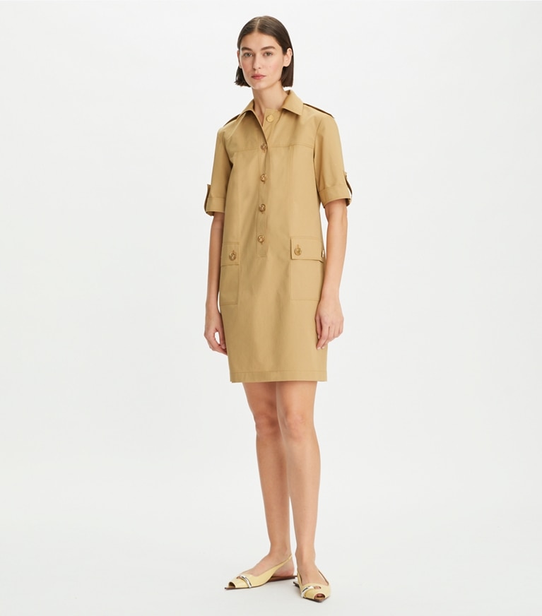 Tory Burch designer robes Robe Camp in Safari Sand sur mannequin, devant