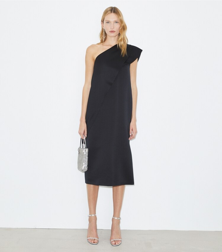 Tory Burch designer robes Robe cape en satin in Black sur mannequin, devant