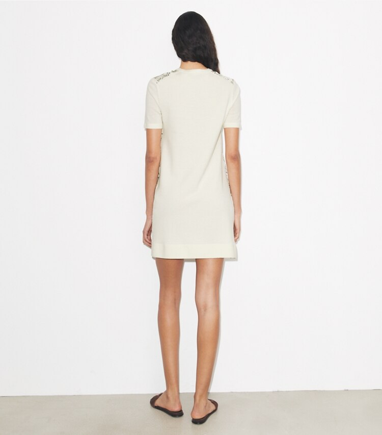 Tory Burch designer robes Robe-chandail à devant de soie dans New Ivory / Mint Cockatoo sur modèle, de dos