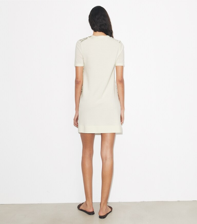 Tory Burch designer robes Robe-chandail à devant de soie dans New Ivory / Mint Cockatoo sur modèle, de dos