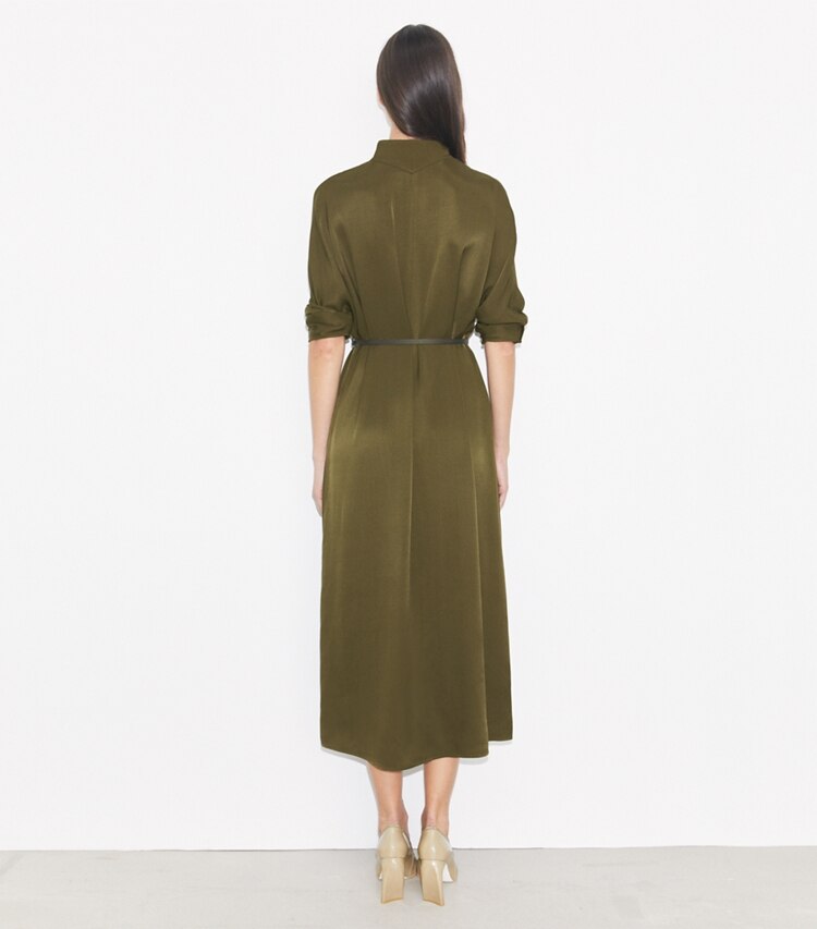 Tory Burch designer robes Robe chemise en satin in Olive Pesto on model back
