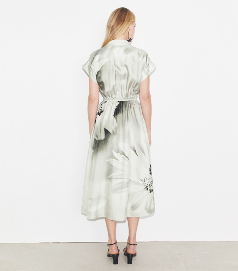 Tory Burch designer robes Robe chemise en sergé de soie imprimé dans Gray Bee sur modèle, de dos