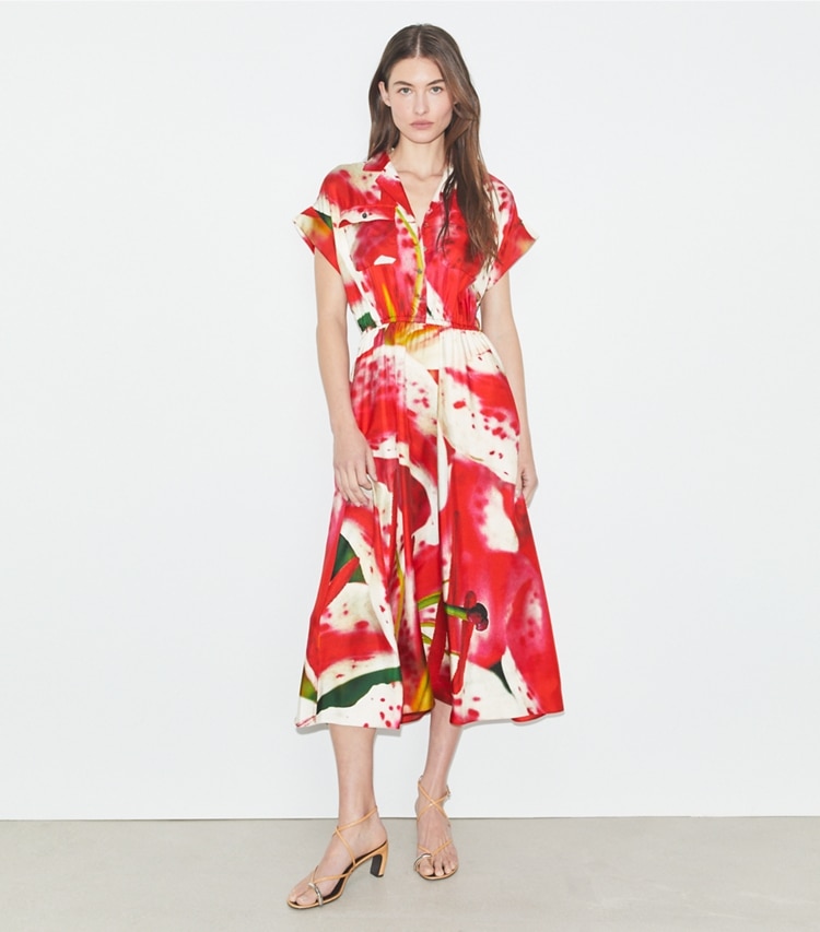 Tory Burch designer robes Robe chemise en sergé de soie imprimé in Pink Lily sur mannequin, devant