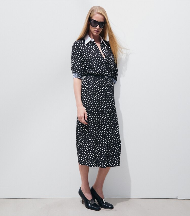 Tory Burch designer robes Robe chemise en soie imprimée in Black Dot sur mannequin, devant