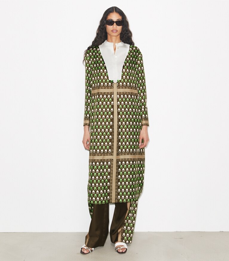 Tory Burch designer robes Robe-chemise en soie in Chocolate Pomegranate sur mannequin, devant