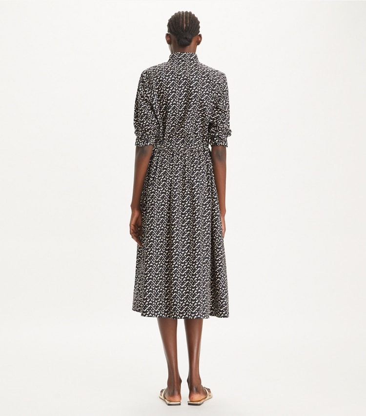Tory Burch designer paréos Robe chemise longue en popeline imprimée in Black Prismatic T Monogram Small on model back