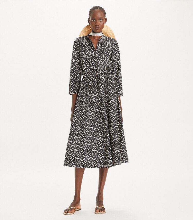 Tory Burch designer paréos Robe chemise longue en popeline imprimée in Black Prismatic T Monogram Small sur mannequin, devant