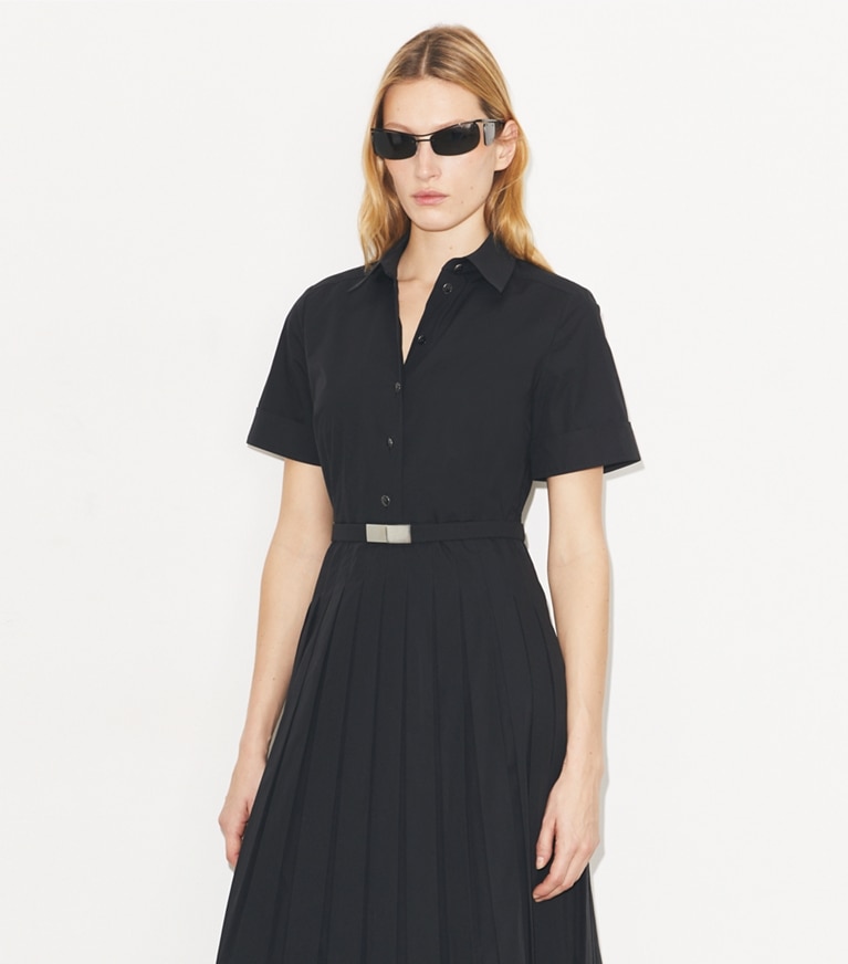 Tory Burch designer robes Robe-chemise plissée en popeline in Black on model detail