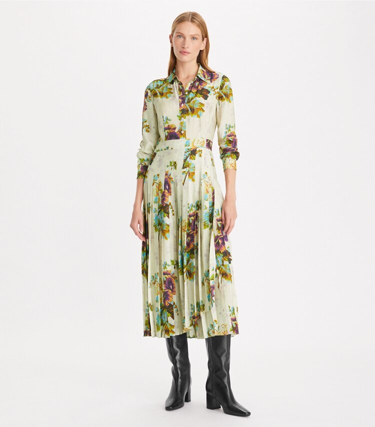 Tory Burch designer robes Robe chemise plissée in Purple Traditional Floral sur mannequin, devant