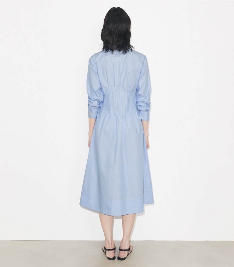 Tory Burch designer robes Robe chemise rayée dans Blue Stripe sur modèle, de dos
