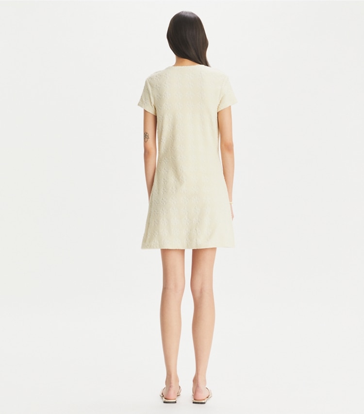 Tory Burch designer paréos Robe chemisier en éponge jacquard à logo dans NEW IVORY sur modèle, de dos