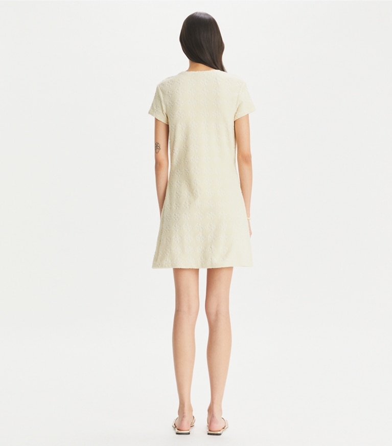 Tory Burch designer paréos Robe chemisier en éponge jacquard à logo dans NEW IVORY sur modèle, de dos