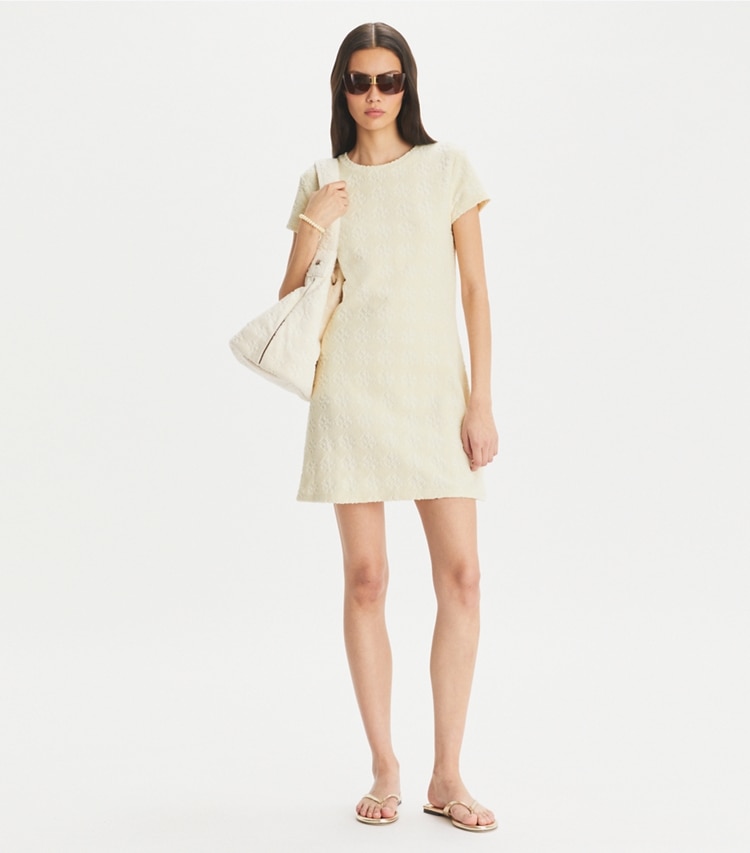 Tory Burch designer paréos Robe chemisier en éponge jacquard à logo dans NEW IVORY sur modèle, de face