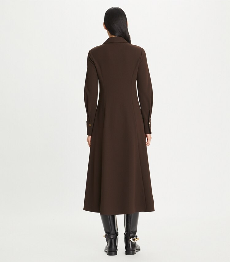 Tory Burch designer robes Robe chemisier en crêpe uni dans Dark Cocoa sur modèle, de dos