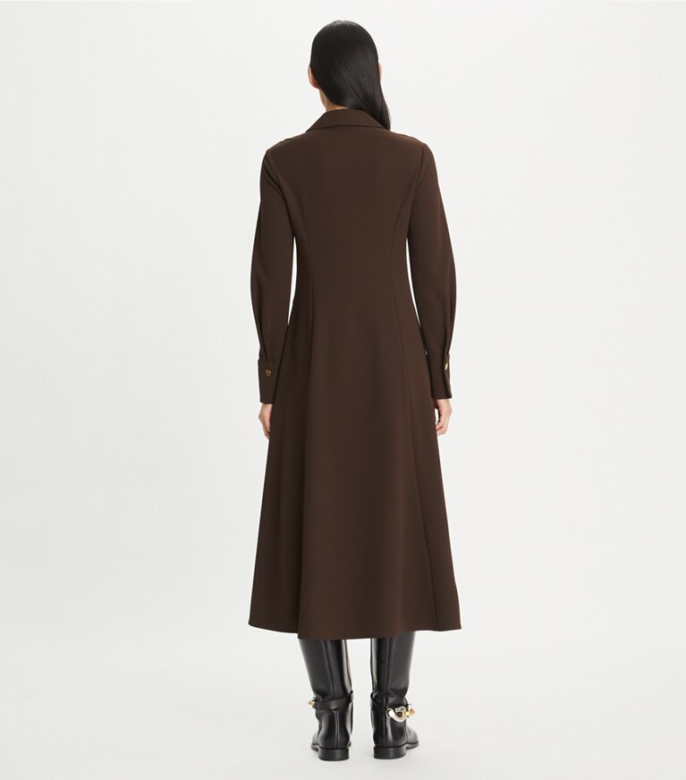 Tory Burch designer robes Robe chemisier en crêpe uni dans Dark Cocoa sur modèle, de dos
