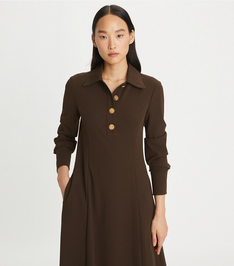 Tory Burch designer robes Robe chemisier en crêpe uni dans Dark Cocoa détail sur modèle