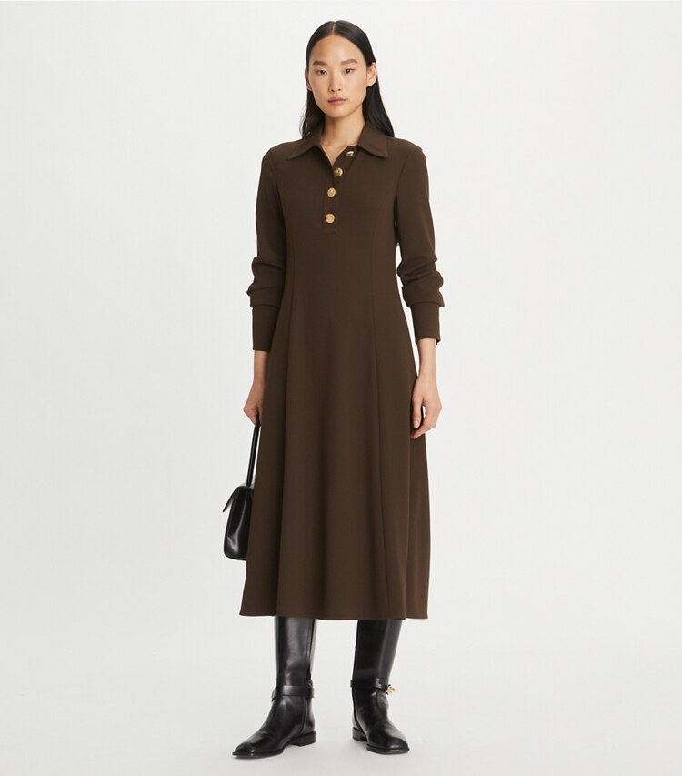 Tory Burch designer robes Robe chemisier en crêpe uni dans Dark Cocoa sur modèle, de face
