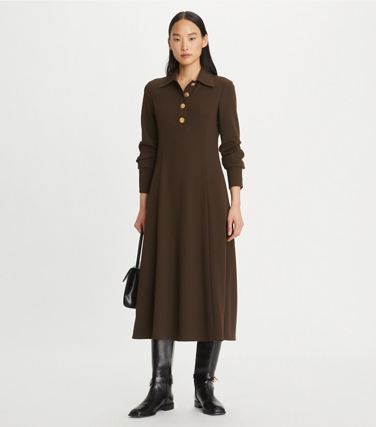 Tory Burch designer robes Robe chemisier en crêpe uni dans Dark Cocoa sur modèle, de face