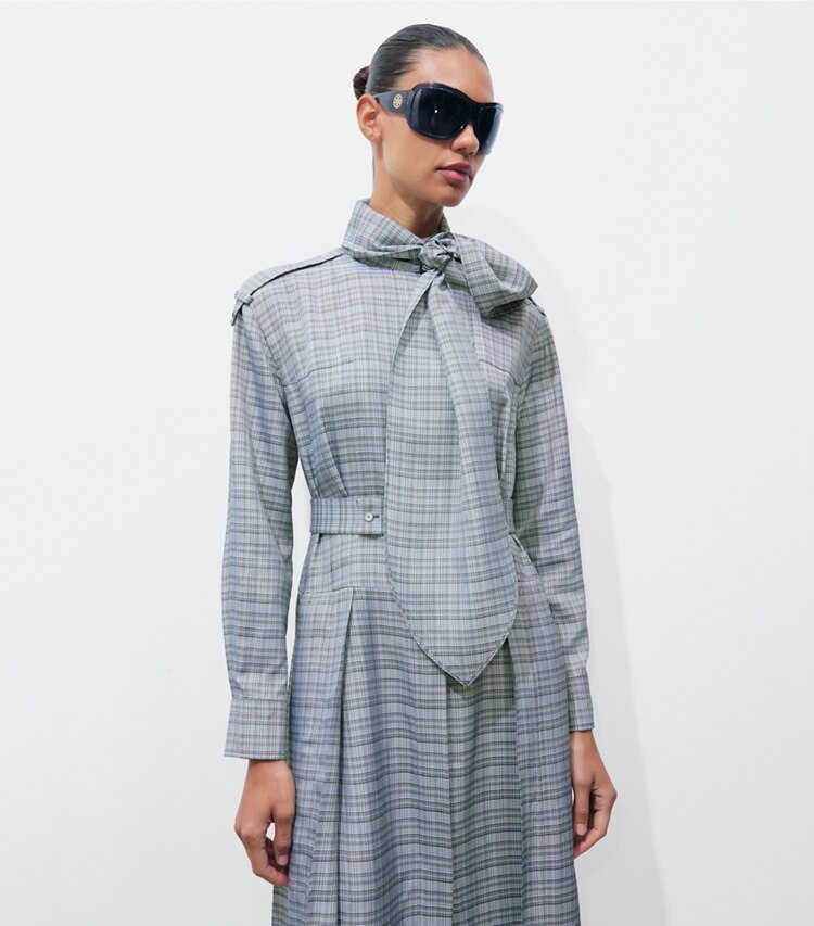 Tory Burch designer robes Robe chemisier en jacquard à nouer à l’avant dans Whipped Cream / Mossy Pine détail sur modèle