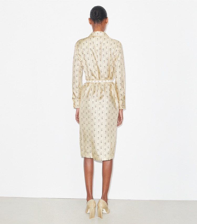 Tory Burch designer robes Robe chemisier en soie imprimée dans Light Sand Paisley sur modèle, de dos