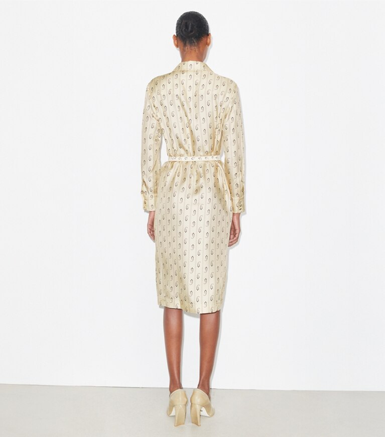 Tory Burch designer robes Robe chemisier en soie imprimée dans Light Sand Paisley sur modèle, de dos