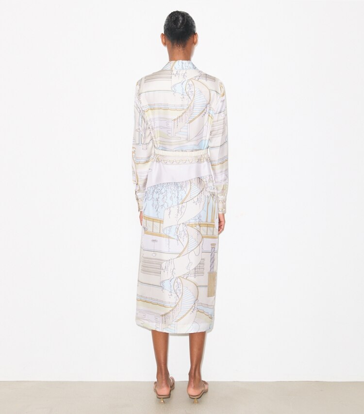 Tory Burch designer robes Robe chemisier en soie imprimée dans The Pool Beige sur modèle, de dos