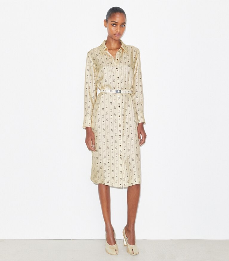 Tory Burch designer robes Robe chemisier en soie imprimée dans Light Sand Paisley sur modèle, de face