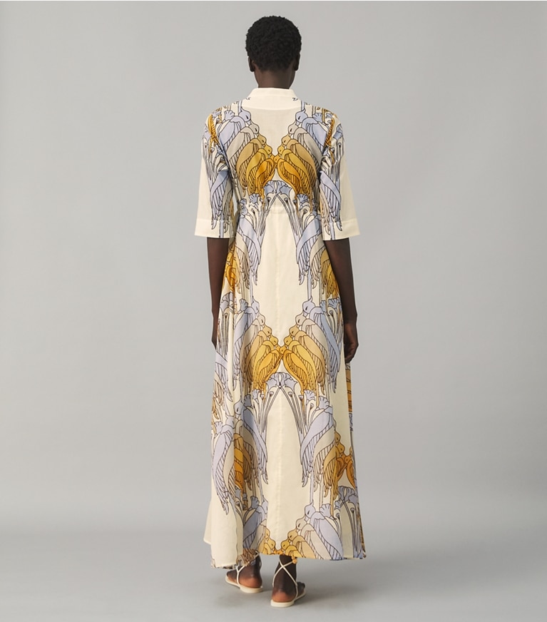 Tory Burch designer robes Robe chemisier imprimée dans SAND DECO CRANE GEO sur modèle, de dos