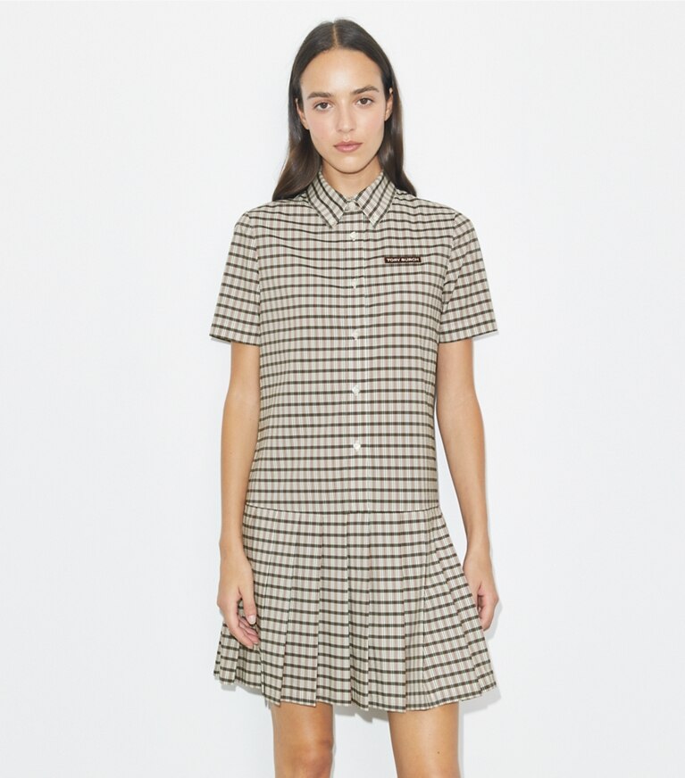 Tory Burch designer robes Robe de golf à carreaux, à taille basse et plissée dans Ivory / Black Plaid détail sur modèle