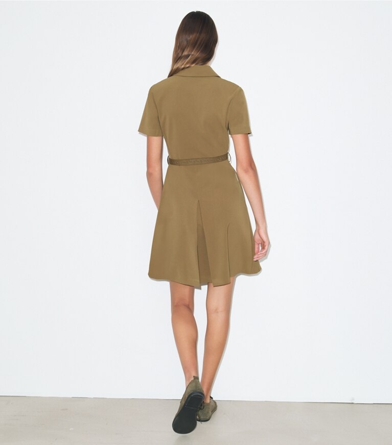Tory Burch designer robes Robe de golf à manches courtes et à pinces dans Olive sur modèle, de dos