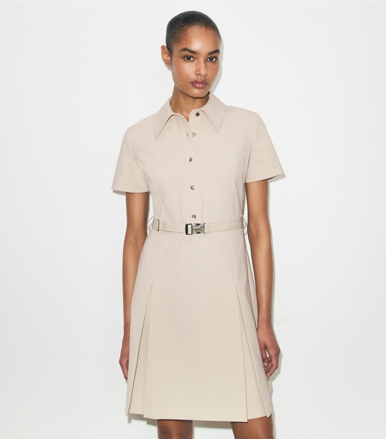Tory Burch designer robes Robe de golf à manches courtes et à pinces dans Stone détail sur modèle