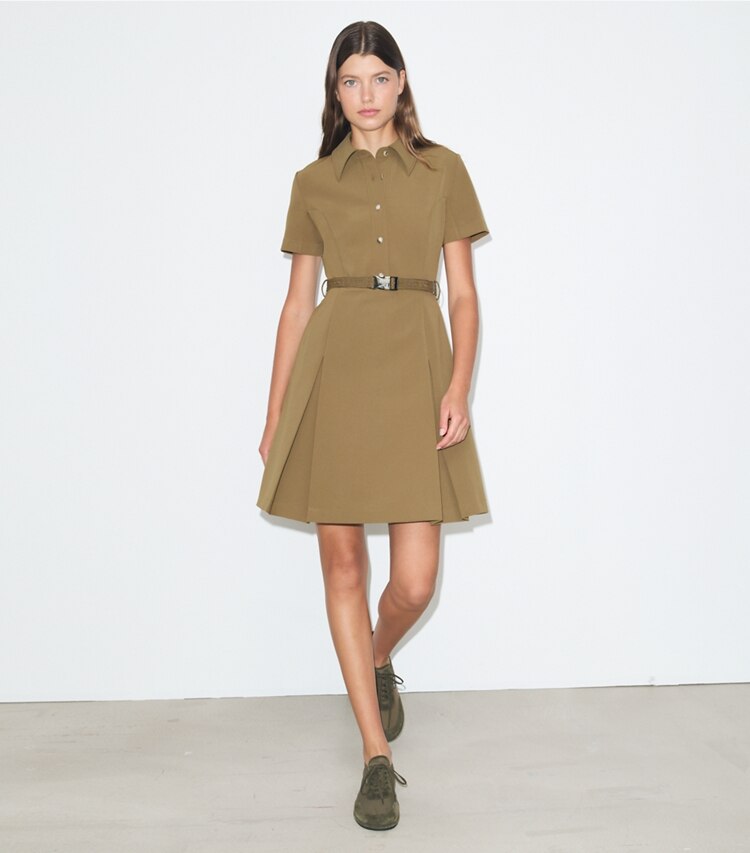 Tory Burch designer robes Robe de golf à manches courtes et à pinces dans Olive sur modèle, de face