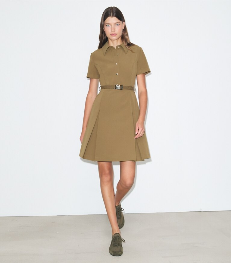 Tory Burch designer robes Robe de golf à manches courtes et à pinces dans Olive sur modèle, de face