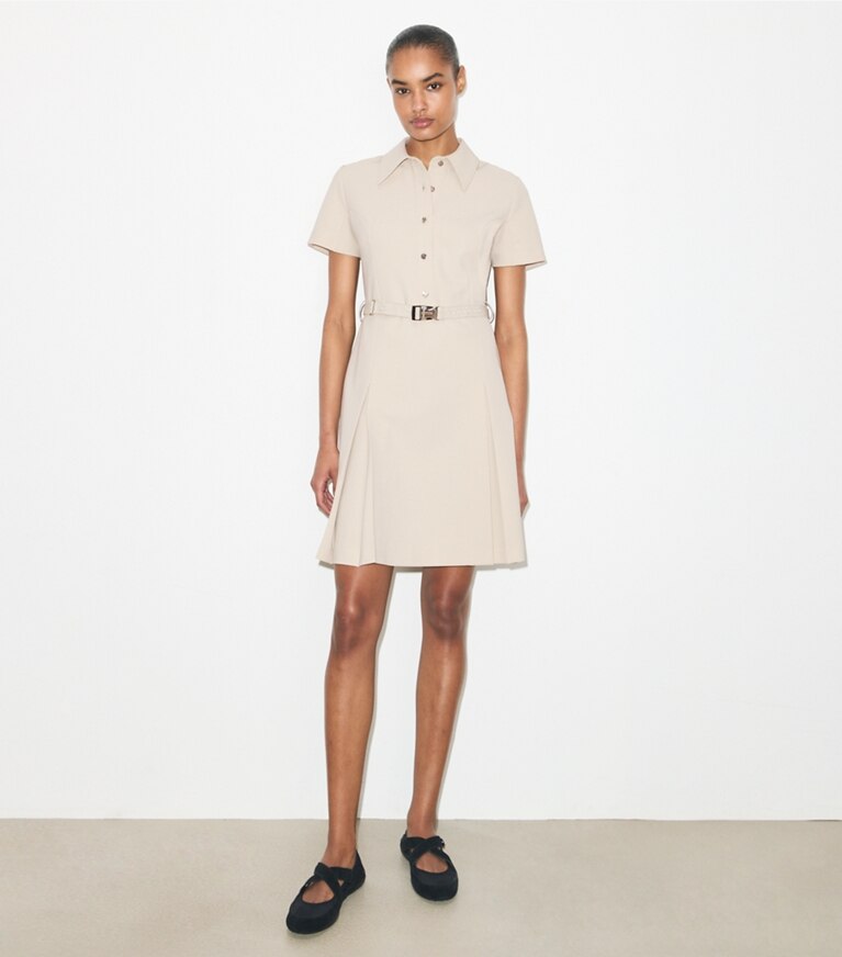 Tory Burch designer robes Robe de golf à manches courtes et à pinces dans Stone sur modèle, de face