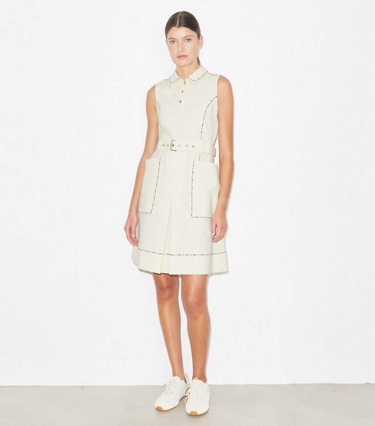 Tory Burch designer robes Robe de golf extensible à surpiqûres in New Ivory sur mannequin, devant