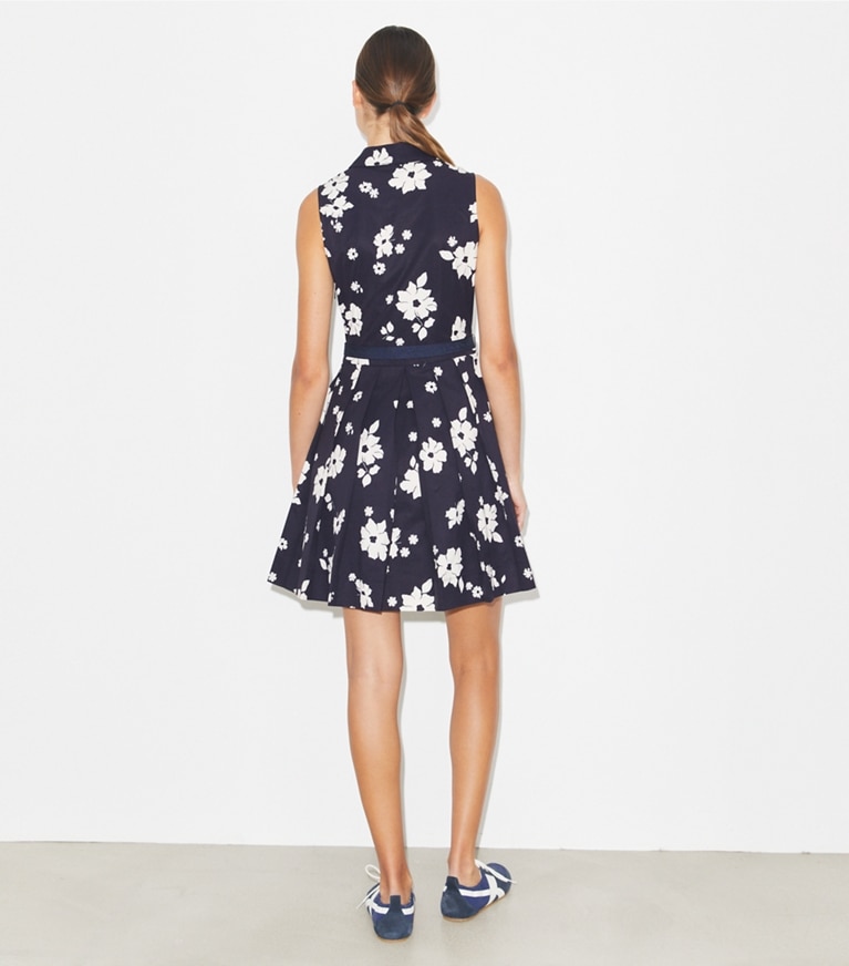 Tory Burch designer robes Robe de golf extensible dans Medium Navy Contrast Floral sur modèle, de dos