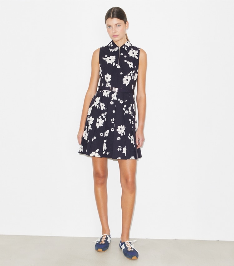 Tory Burch designer robes Robe de golf extensible dans Medium Navy Contrast Floral sur modèle, de face