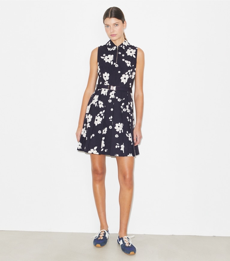 Tory Burch designer robes Robe de golf extensible dans Medium Navy Contrast Floral sur modèle, de face
