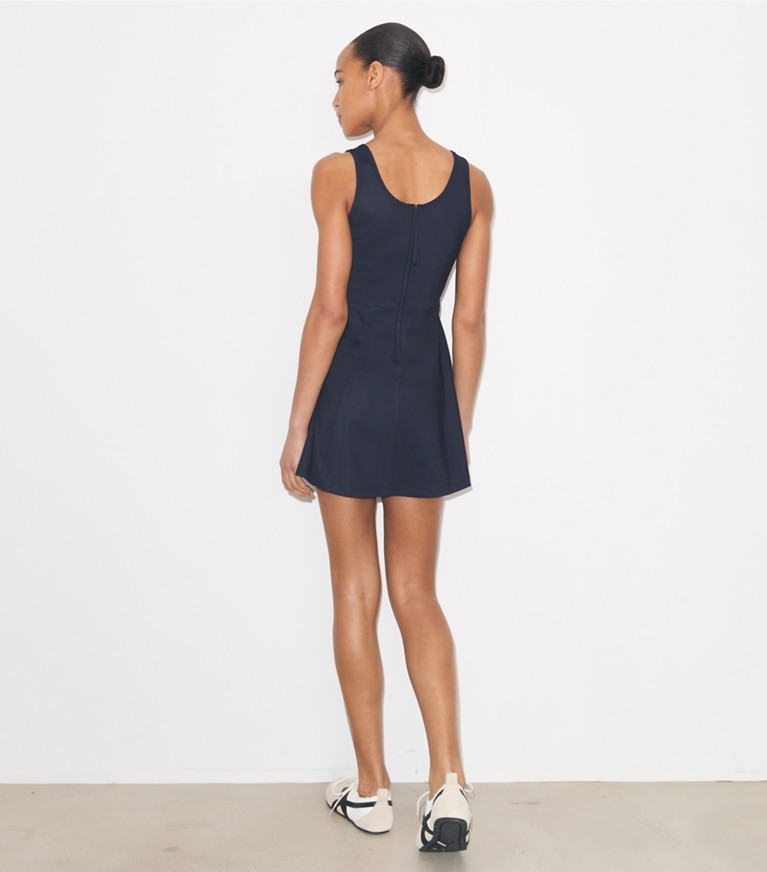 Tory Burch designer hauts Robe de tennis avec logo embossé dans Medium Navy sur modèle, de dos
