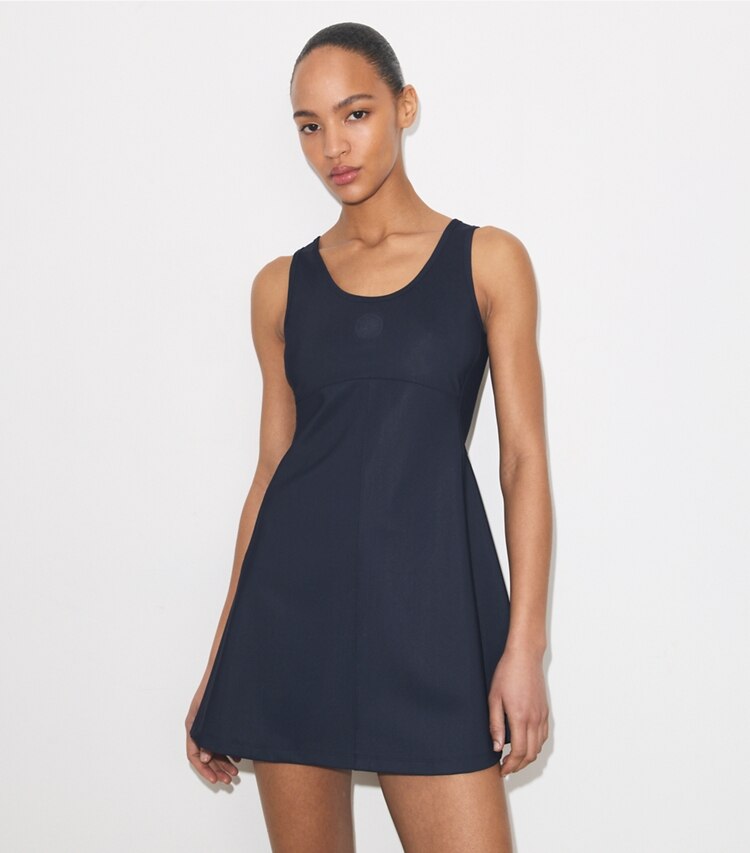 Tory Burch designer hauts Robe de tennis avec logo embossé dans Medium Navy détail sur modèle