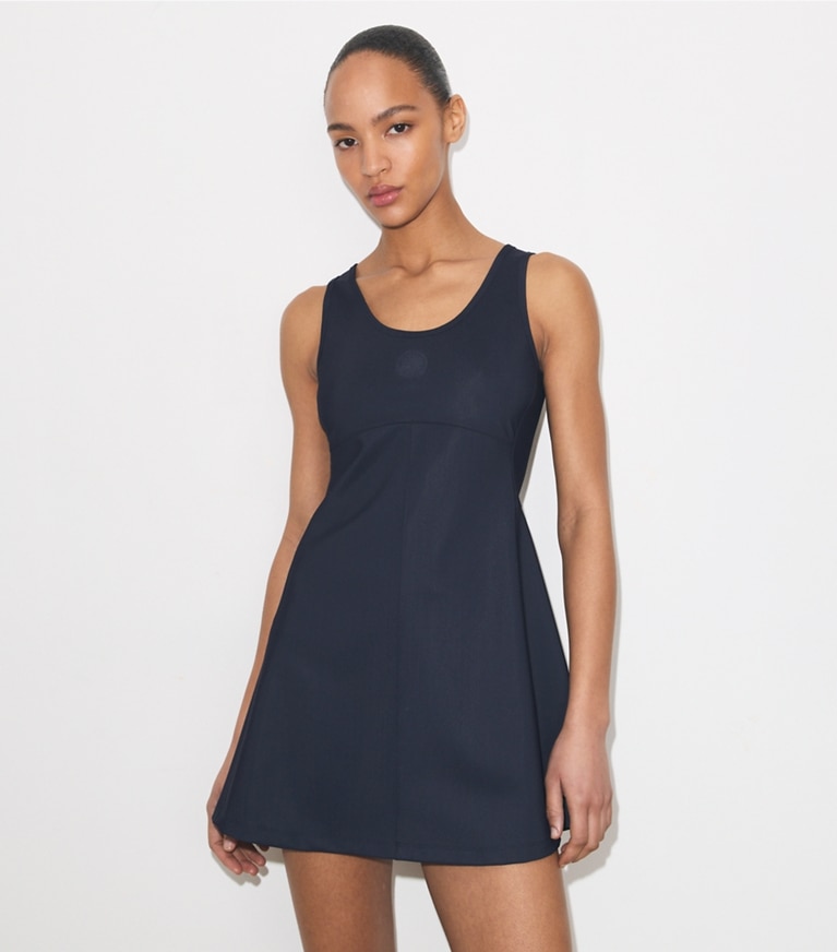 Tory Burch designer hauts Robe de tennis avec logo embossé dans Medium Navy détail sur modèle