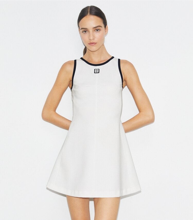 Tory Burch designer robes Robe de tennis en jersey à dos nageur in Snow White / Deep Navy on model detail