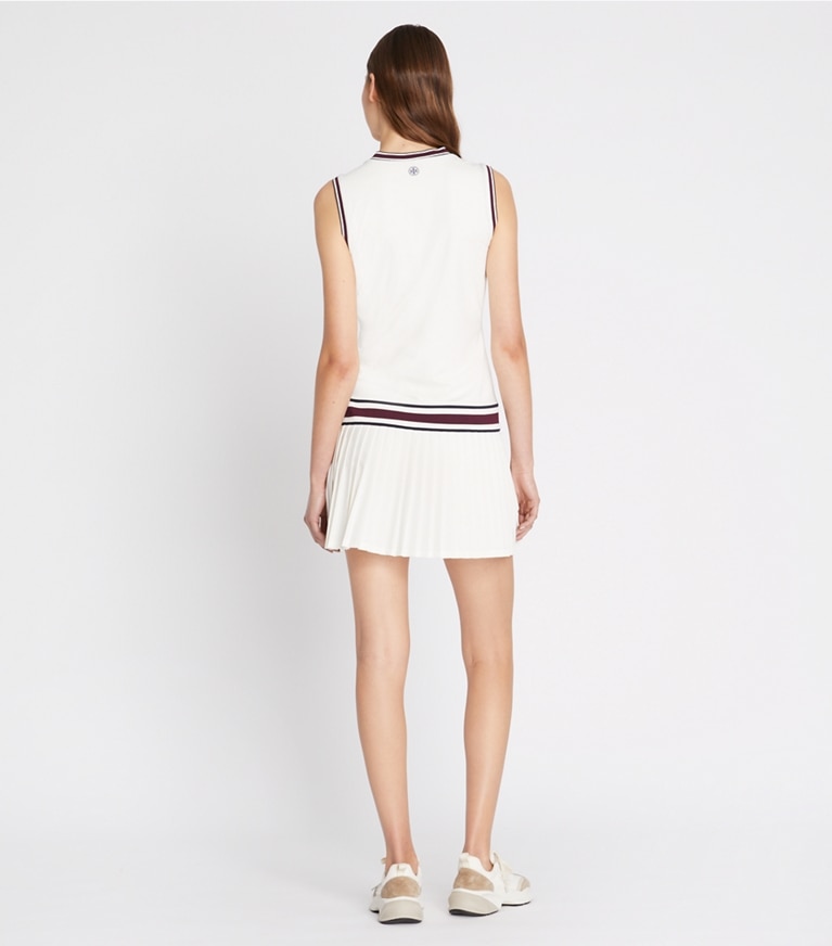 Tory Burch designer robes Robe de tennis en jersey technique à encolure en V dans Snow White sur modèle, de dos