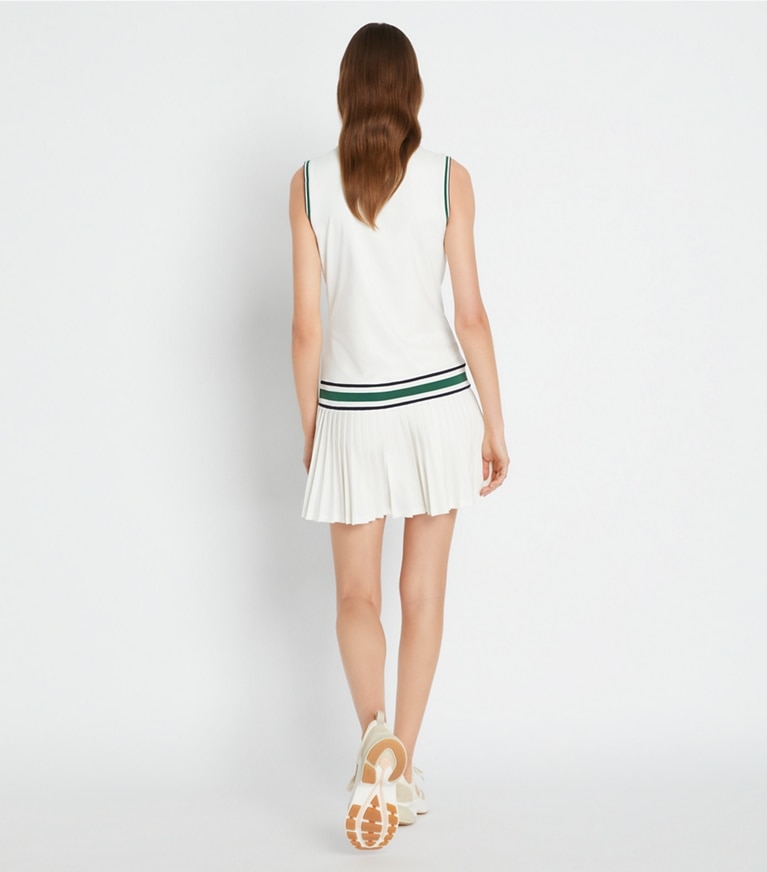 Tory Burch designer robes Robe de tennis en jersey technique à encolure en V dans Snow White / Evergreen sur modèle, de dos