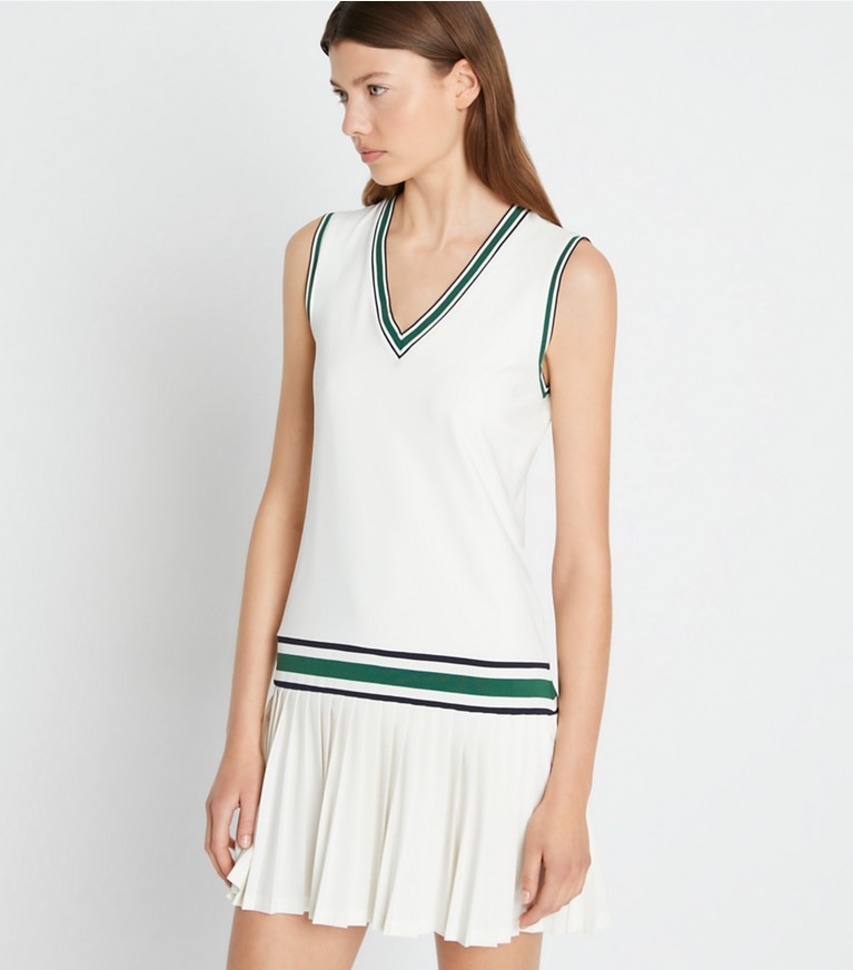 Tory Burch designer robes Robe de tennis en jersey technique à encolure en V dans Snow White / Evergreen détail sur modèle