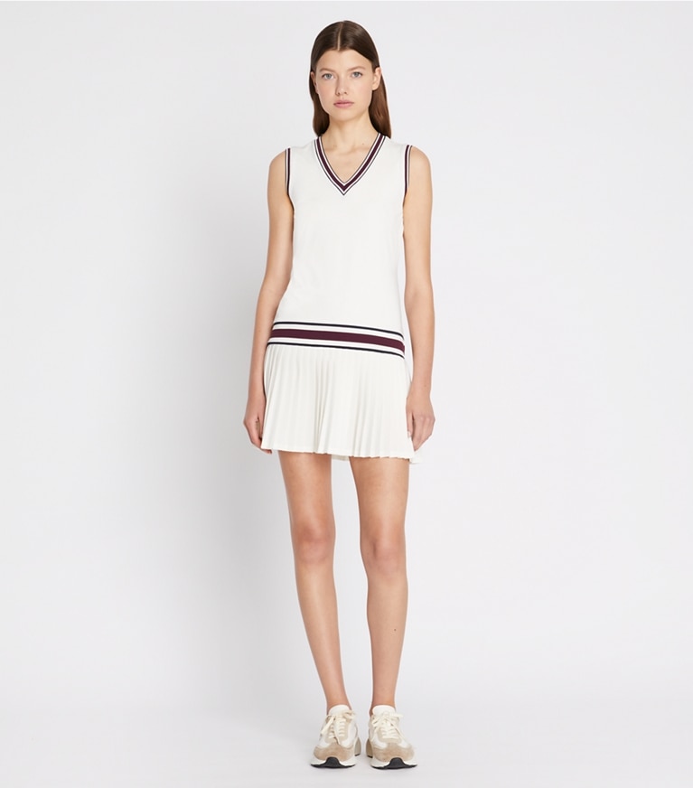 Tory Burch designer robes Robe de tennis en jersey technique à encolure en V dans Snow White sur modèle, de face