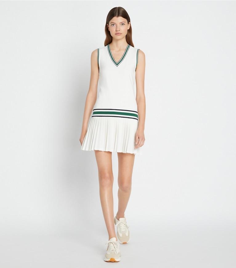Tory Burch designer robes Robe de tennis en jersey technique à encolure en V dans Snow White / Evergreen sur modèle, de face