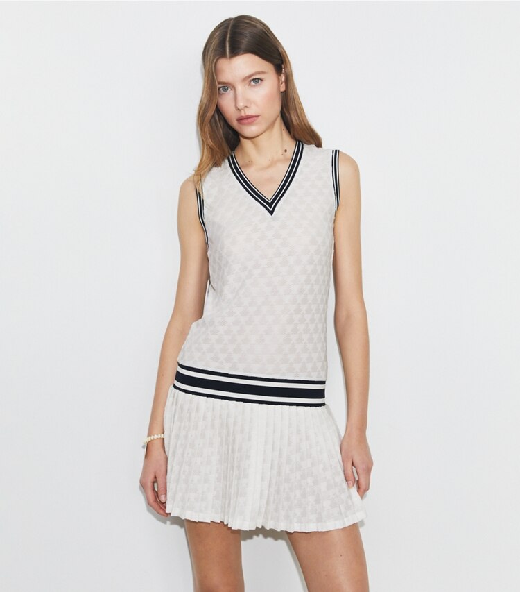 Tory Sport designer robes Robe de tennis en molleton jacquard in Snow White on model detail