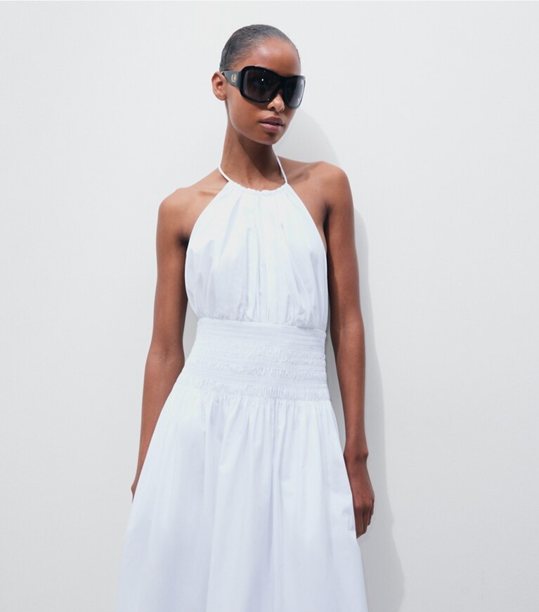 Tory Burch designer robes Robe dos nu en popeline smockée in White on model detail